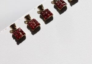 Charms Bordo (Cuadrado) x 5
