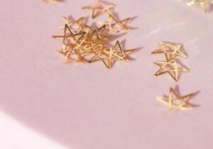 Dijes estrellas doradas (pentagrama)